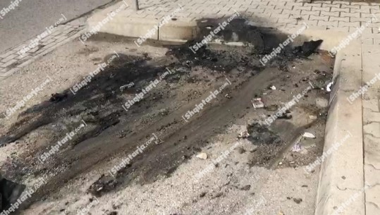 Ishte e parkuar, digjet një makinë në Vlorë, dyshohet se zjarri iu vu qëllimisht (VIDEO)