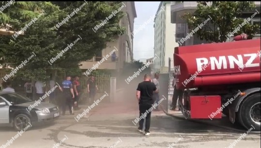 Tym e flakë në parkingun e një pallati në Fier, digjet një makinë, evakuohen banorët