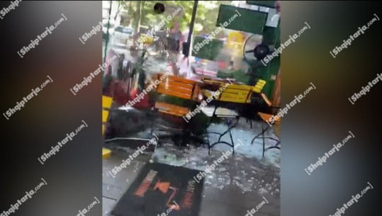 Tiranë/ Aksident te Brryli, makina përfundon brenda në lokal, xhamat të bërë copë (VIDEO)