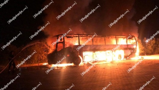 VIDEOLAJM/Autobusi merr flakë gjatë natës në Roskovec, shkak shkëndija elektrike