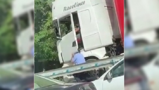 Shoferi po i shtyp kokën me derën e kamionit efektivit, Xhelal Mziu publikon videon dhe shkruan: Sjellje kriminale e policisë në Qafë Thanë