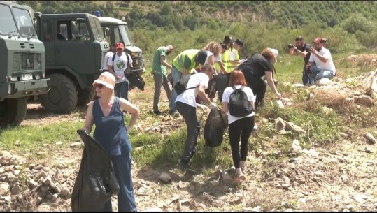 Nis pastrimi i liqenit të Kukësit nga mbeturinat, ministri Klosi: Aksioni Shqipëri–Kosovë na bashkon më shumë