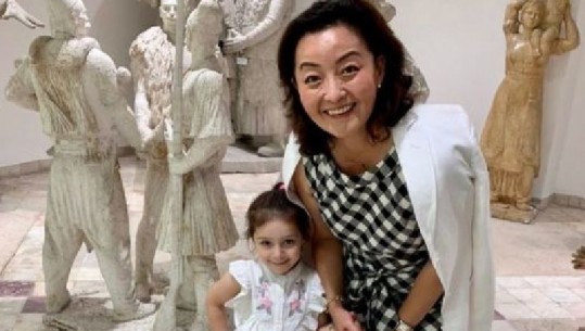 E diel ndryshe, ambasadorja Kim publikon foton me vogëlushen nga muzeu: Fëmijët janë më të mirët 