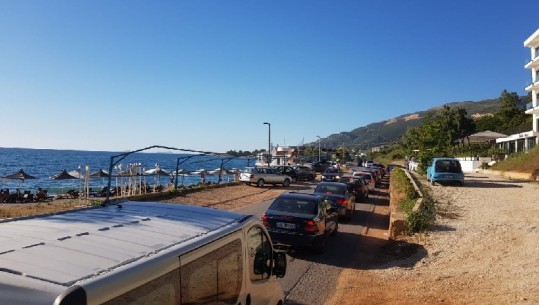  Bregdeti shqiptar i 'pushtuar' nga pushuesit gjatë fundjavës, trafik në disa akse, në Lezhë radha e automjeteve kilometrike 