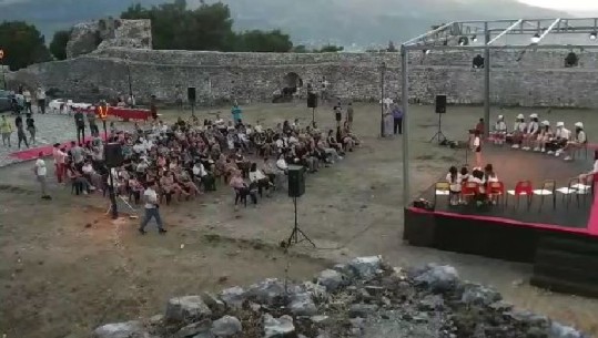 Berati 'gumëzhin' nga këngët e vallet, çel siparin Festivali Kombëtar i Teatrit për Fëmijë