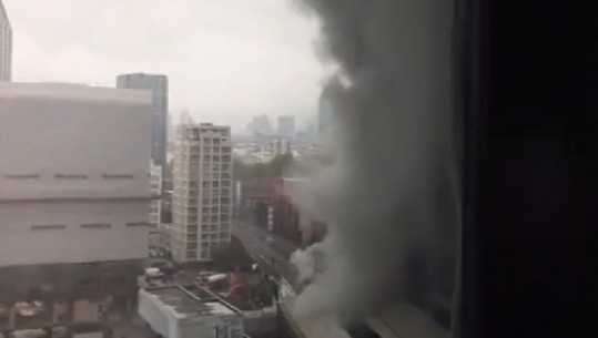 Re të mëdha tymi dhe flake në Londër, shpërthen një zjarr i madh pranë një stacioni metroje (VIDEO)