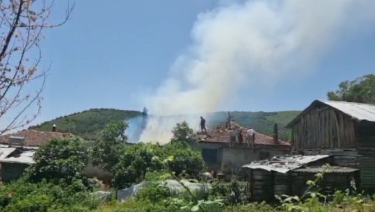 Pogradec/ Përfshihet nga flakët një banesë në fshatin Piskupat, zjarri dëmton edhe shtëpinë ngjitur