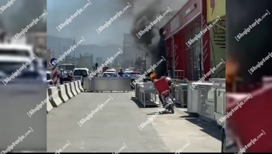 FOTOLAJM/ I vihet zjarr mbeturinave te ish Dogana, merr flakë edhe dyqani