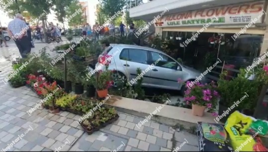 Humbet kontrollin nga shpejtësia, makina përfundon në dyqanin e luleve në Vlorë, 2 të rinjtë braktisin menjëherë automjetin  (VIDEO)
