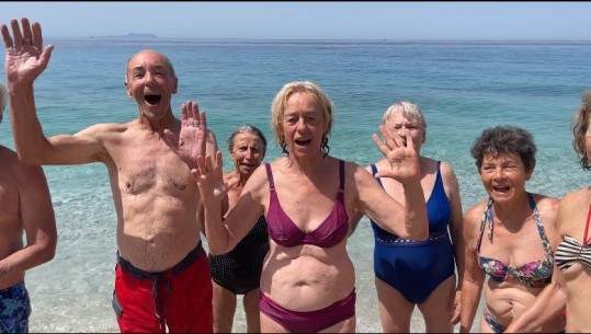 ‘Të dashuruar pas detit’, Vlora tërheq turistët francez: Të mrekulluar nga natyra dhe bujaria shqiptare (VIDEO)