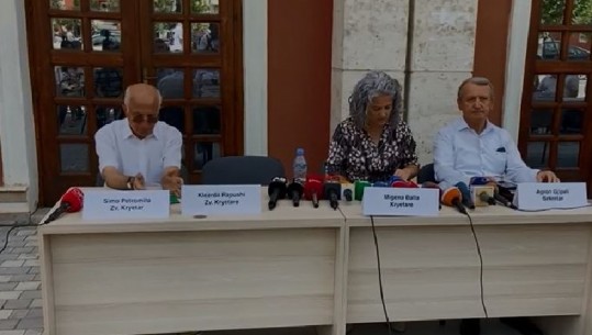 Dje bojkotuan takimin e thirrur nga Leli, këshilltarët e bashkisë në Vlorë zhvillojnë mbledhjen sot para teatrit 'Petro Marko'! Miratohen pikat e rendit të ditës