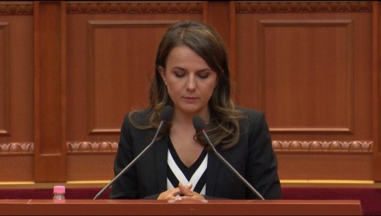 Rudina Hajdari flet për herë të fundit nga foltorja e Kuvendit, i bën thirrje politikanëve: Mos shikoni më partinë, por mendoni për vendin!