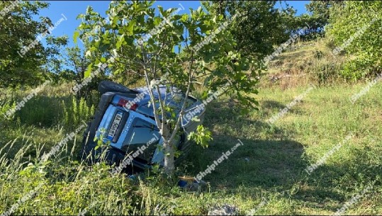 Aksident në Elbasan/ Shoferi e la të parkuar por s'ngriti frenat, makina e merr para dhe bie në humnerë në fshatin Shelcan, 5 të plagosur (VIDEO)