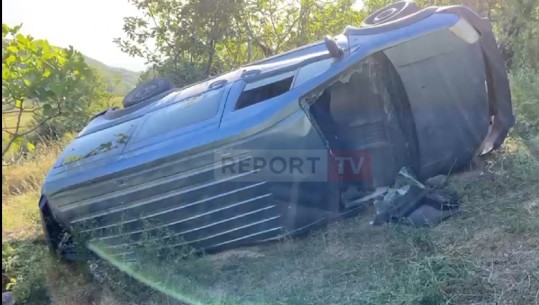 Aksidenti me 5 të plagosur në Elbasan, makina ishte e parkuar, shoferi kishte zbritur kur makina lëvizi e ra në humnerë