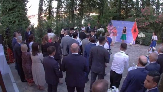 Ceremonia e Ditës së Pavarësisë së SHBA-së, bëhen bashkë Ruçi, Meta, Basha! Mungon Rama, i pranishëm dhe Princ Leka! Kim: Dolli për marrëdhëniet Shqipëri-SHBA