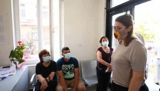 Manastirliu nga Qendra Shëndetësore nr.2 në Lushnje: Javën e ardhshme nis vaksinimi antiCOVID me njësitë e lëvizshme 