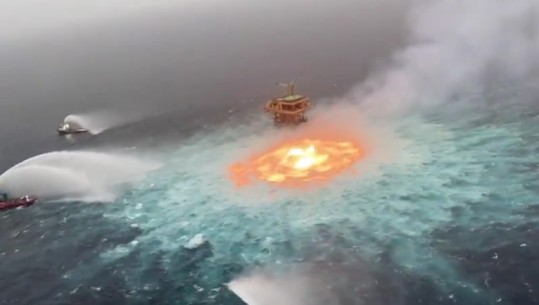 'Skuqet' Oqeani! Zjarri në tubacionin e gazit në Gjirin e Meksikës krijon një skenë tronditëse (VIDEO)