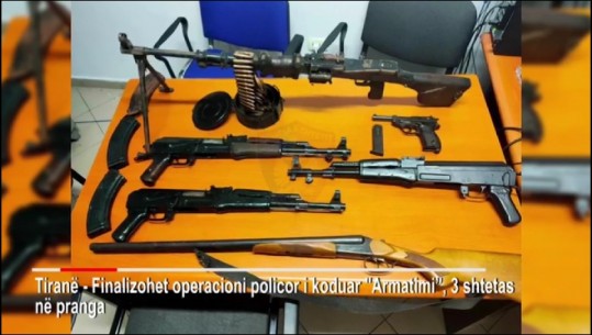 Mbushën 'Smart'-in me mitralozë e municione luftarake, goditet grupi i trafikut të armëve në Tiranë, 3 në pranga (Video)