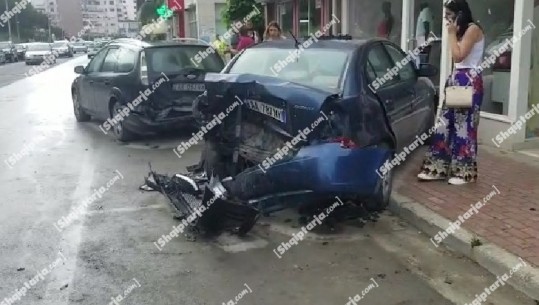 Aksident rrugor në Durrës, makina humbi kontrollin, përplasi tre automjete të parkuara në rrugë (VIDEO)