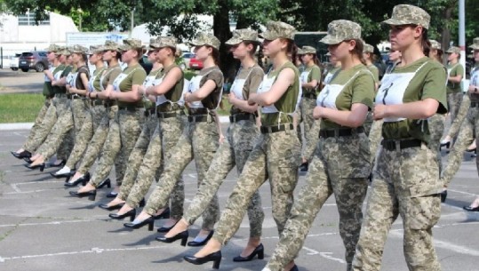 Imazhet që shkaktuan zemërim në Ukrainë, ushtaret përgatiten për paradën e 30 vjetorit të pavarësisë me taka të larta
