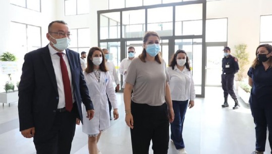Manastirliu në spitalin e Fierit, takon ekipin e ri të mjekëve dhe infermierëve të ardhur nga Turqia, ministrja: Hapet reparti i ORL, bëhen përgatitjet për pneumologjinë, infektivin dhe angiografinë