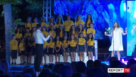 ‘Princesha e babit’ fituese e festivalit të fëmijëve! Vogëlushët rikthejnë emocionet e këngës në Shkodër
