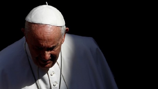 Papa Françesku shtrohet në spital, i nënshtrohet një operacioni, del me sukses! Reagon Presidenti italian Mattarela