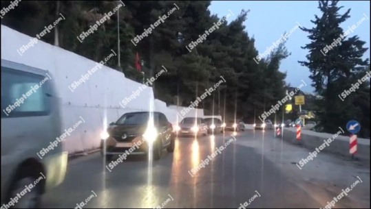 Pushuesit kthehen nga bregdeti jugut, fluks makinash në aksin Radhimë-Vlorë (VIDEOLAJM)