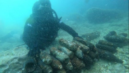 Forcat detare shqiptare dhe Marina franceze pastrojnë detin Jon, nxirren 310 municione historike në Vlorë! Nga predha të Luftës së II, te pistoletat