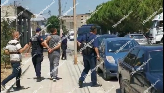 11 të arrestuar për abuzimet me tenderat, momenti kur zyrtarët dalin me pranga në duar nga zyrat e bashkisë Lushnje