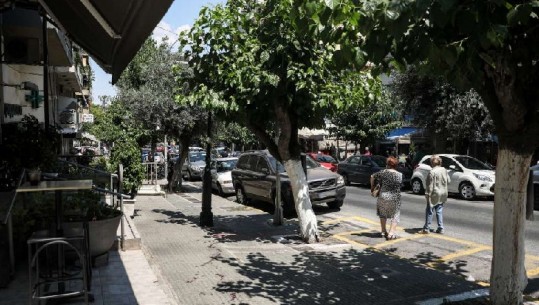 54-vjeçari arratiset nga klinika psikiatrike në Greqi dhe sulmon me thikë 4 persona
