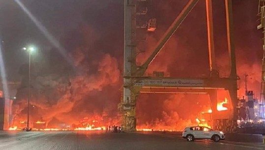 Tronditet Dubai, një zjarr i fuqishëm shpërthen në port