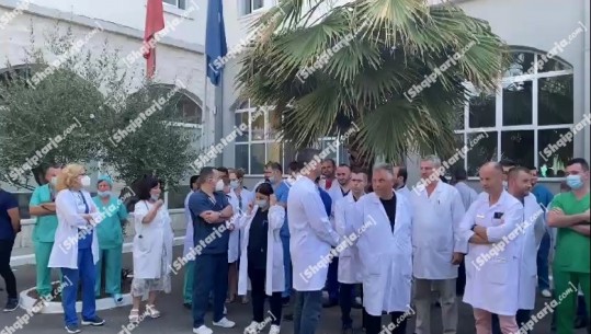 Arrestimi i 2 mjekëve me akuzën se i morën ryshfet të plagosurit në masakrën e Velipojës, mjekët në protestë: Bakshishe do jepen gjithmonë, problem sistemi