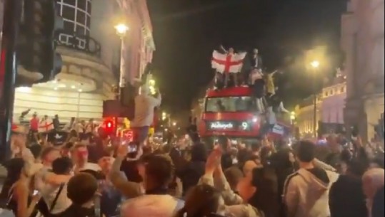 Skena të pabesueshme në Angli, tifozët marrin ‘peng’ autobusin për të festuar! Një tjetër bie në stadium nga birrat e shumta  (VIDEO)
