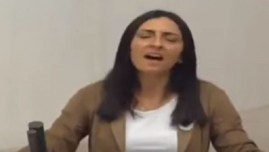 Këndoi një këngë popullore në shenjë ‘revolte’, deputetja e opozitës ‘lë pa fjalë’ parlamentin turk 