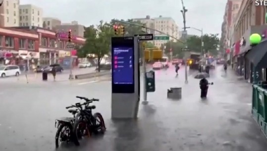 Stacione, makina dhe shtëpi ‘nën pushtetin e ujit’, New York-u ‘goditet’ nga stuhia ‘Elsa’ 