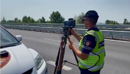 Telefonatat e qytetarëve parandalojnë tre aksidente! Arrestohet 33-vjeçari në Yzberisht, nuk iu bind policisë dhe përplasi një makinë! Në pranga 14 drejtues mjetesh, 2234 shoferë të gjobitur