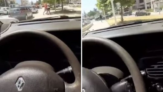 I soset durimi në trafik, 'çmendet' i riu në Vlorë, hipën me makinë në trotuar duke rrezikuar jetën e qytetarëve