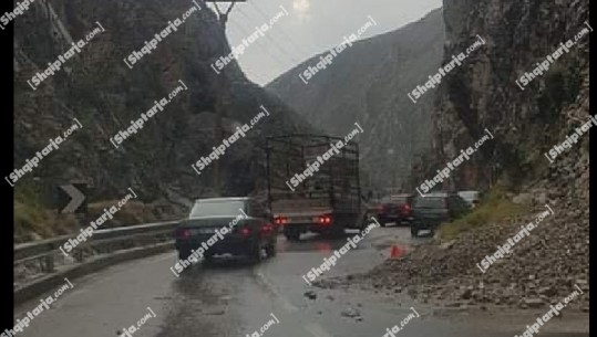 Reshjet e shiut, bllokohet rruga Kukës-Shishtavec nga rrëshqitja e dheut, dhjetëra makina të bllokuara