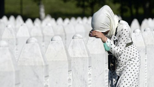 26 vjet nga masakra e Srebrenicës, Kryeministri Rama kujton me një foto homazh: Gjenocid! Kurti: Ndëshkimi i kriminelëve është themeli i paqes! Basha: PD do paraqesë një rezolutë në Kuvend