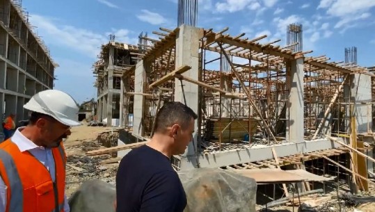 Procesi i rindërtimit, ministri Ahmetaj inspekton punimet në Shijak: Në lagjen e re Lugina do të ndërtohen 21 pallate, banesat përfundojnë në fund të vitit