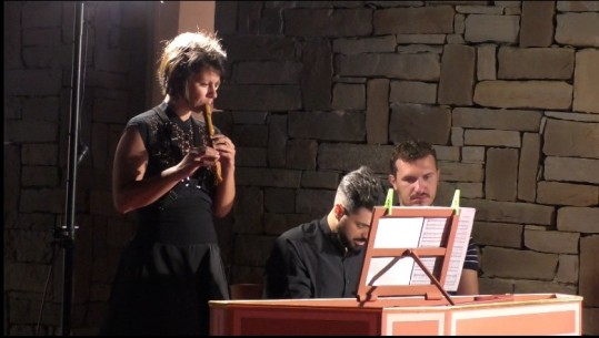 Tingujt e muzikës baroke 'mbërthejnë' qytetarët e Vlorës! Në skenë interpreton mezzosopranoja Tiziana Portoghese
