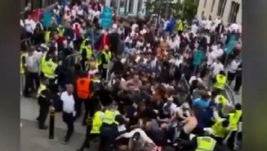 Pak para fillimit të ndeshjes, situatë kaotike në Londër, tifozët përleshen me policinë dhe tentojnë të futen në stadium