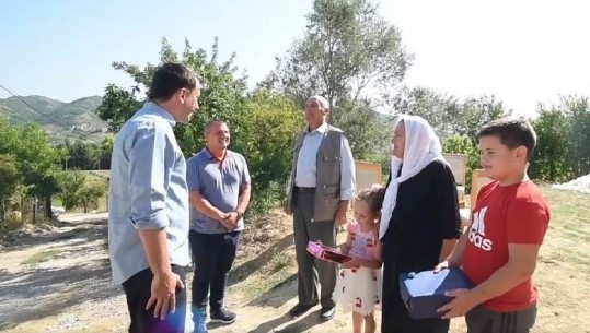 Procesi i rindërtimit, Veliaj viziton familjen Dumi në Vaqarr: Nuk do gjejmë rehat derisa të mbarohet edhe shtëpia e fundit