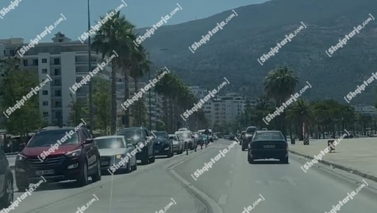 Sezoni turistik, radhë të gjata makinash në Lungomare të Vlorës (VIDEO)
