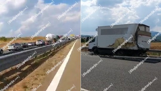Aksident i frikshëm në autostradën ‘Ibrahim Rugova’, dy kamionë përplasen me një makinë, plagosen katër persona