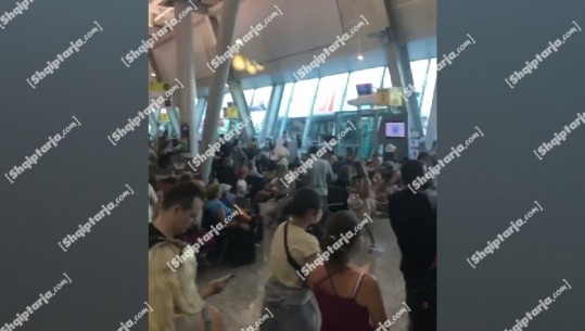 Denoncimi në Report Tv/ Situatë kaotike në Rinas, vonohen 5 fluturime, 3 nga kompania Wizz Air! Qindra qytetarë në pritje, asnjë informacion për udhëtarët