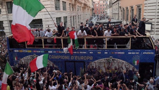 Italia feston me autobus të hapur në Romë, Donnarumma shpjegon momentin e ngrirjes: Iu betohem që s'e kuptova që fituam
