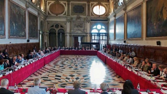Komisioni i Venecias vendos përfundimisht: Pro zgjatjes së afatit të vettingut, janë respektuar kriteret