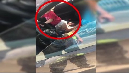 VIDEO/ Me foshnjën në makinë pa ndenjëse të posaçme dhe duke pirë duhan, babai i papërgjegjshëm dënohet nga policia! Disa drejtues mjetesh të arrestuar